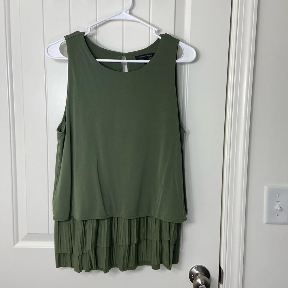 Banana Republic women’s dark olive green stretch ruffle layered blouse tank top